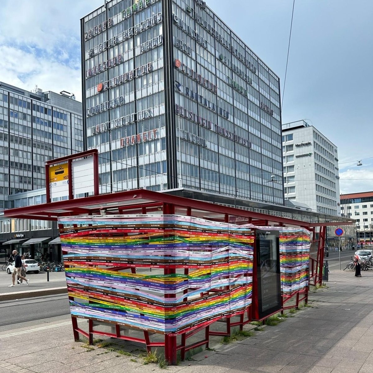 Helsinki Pride 2023 pysäkkiteippaus Fredrikinkatu